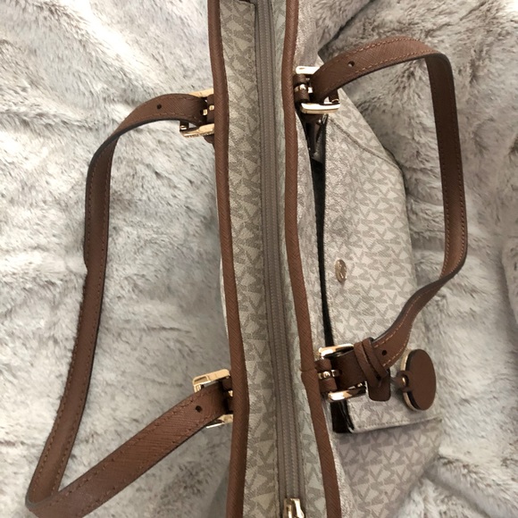 Michael Kors Authentic Bag - Picture 4 of 12